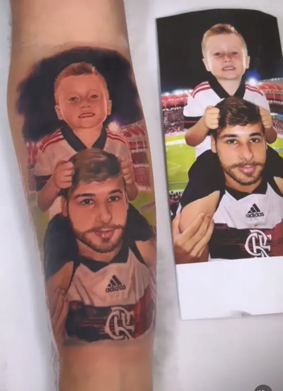 Retrato de pai e filho em realismo tatuado na pele