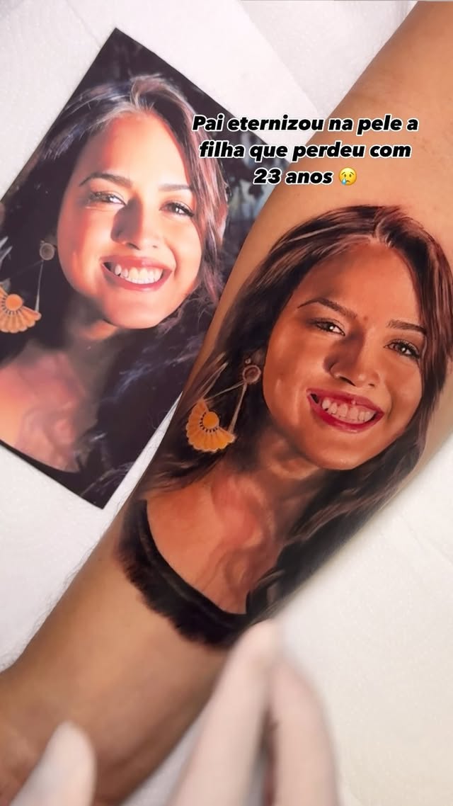 Retrato em homenagem, tatuado ao lado da foto da pessoa